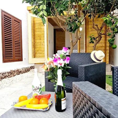Blanca Apartment, Garden View 2 Bedrooms אדחה